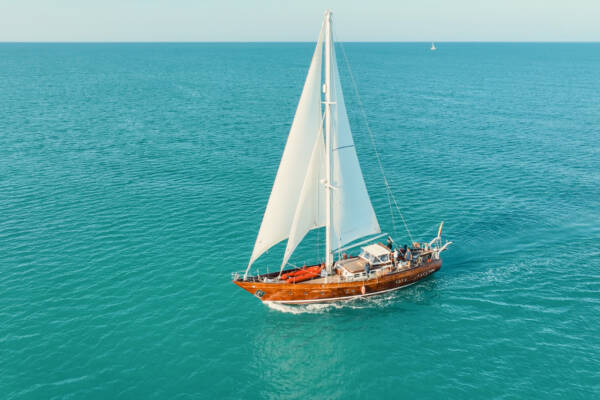 Classic yacht personalized cruises